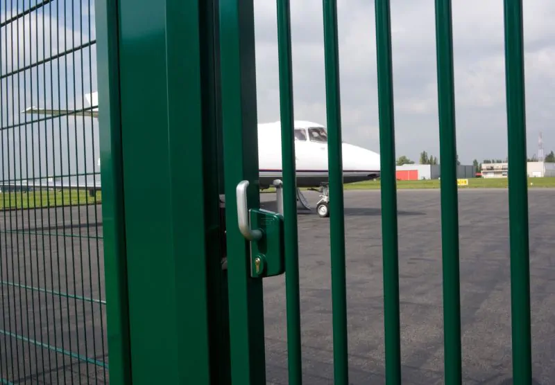 Sliding gate lock | surface mounted | Locinox lock | Fenceweb